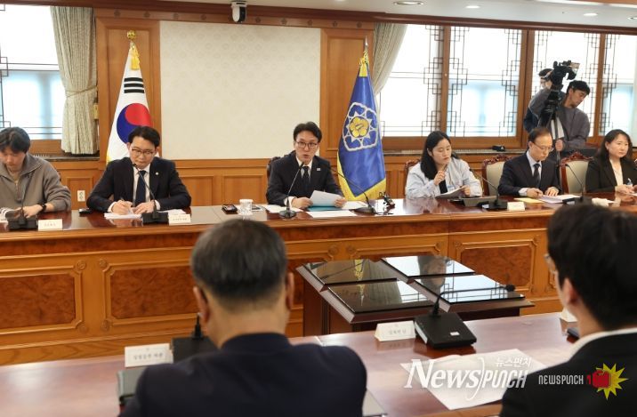 김민석 국무총리가 30일 세종대로 정부서울청사에서 열린 반려동물 정책위원회를 주재하고 있다.(국무조정실)