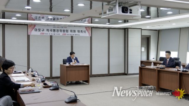 박강수 마포구청장이 마포구 적극행정위원회 위원 위촉식에서 인사말을 전하고 있다.