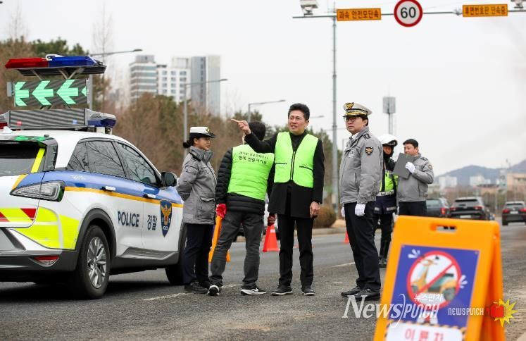 김정헌 중구청장이 지난 3월 1일 하늘대로 일원을 찾아 이륜차 소음 합동점검 현장을 살피고 있다