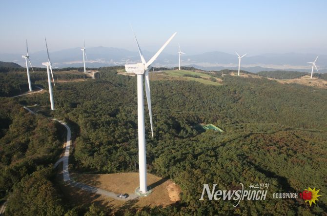 경주시 관내 풍력발전시설 전경. 시는 4월 1일부터 20일까지 풍력발전시설 24기를 대상으로 합동 안전점검을 실시한다