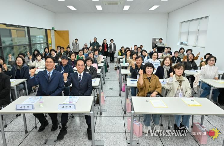 영주시는 3월31일 평생직원교육관에서 경북도민행복대학 개강식을 개최했다(단체기념사진)