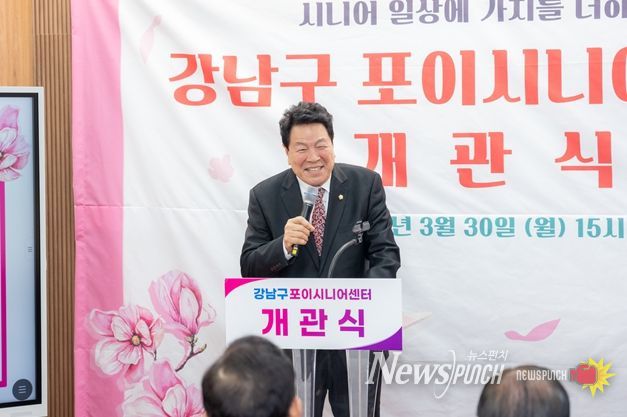 개관식 행사에서 축사를 하는 이호귀 의장