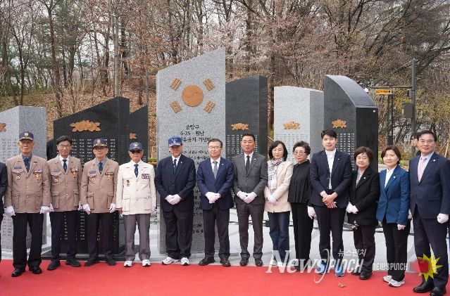 제막식에 참석한 류경기 중랑구청장과 관계자들의 모습