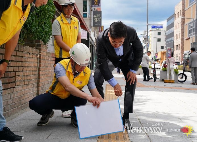 관내 보도를 점검 중인 정문헌 구청장(2024. 5. 돈화문로 71 일대)