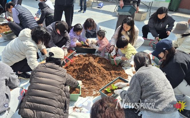 성북구 돈암2동 주민자치회, ‘도시농부 텃밭상자’체험 운영…환경 보호 실천