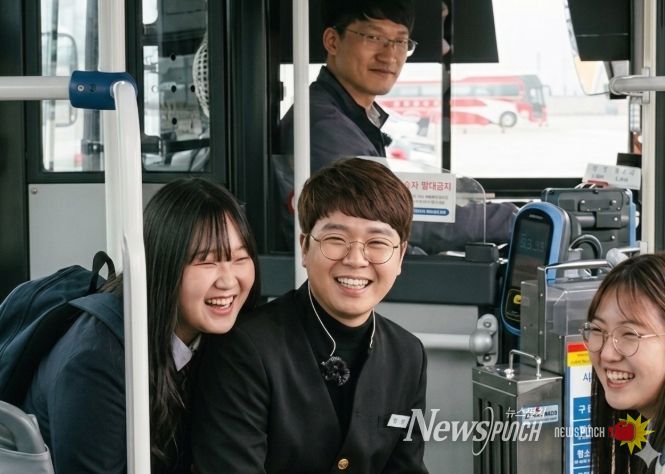 경주시가 1일부터 시행하는 어린이·청소년 시내버스 요금 전면 무료 정책 홍보영상 촬영 현장 모습.