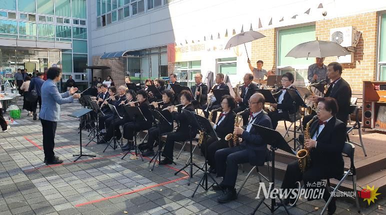 웃음 늘고 관계 넓어졌다... 복지관이 바꾼 노년