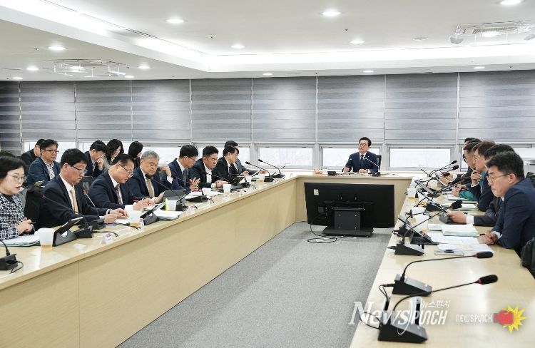 김석필 천안시장 권한대행 부시장이 1일 시청 중회의실에서 열린 확대간부회의에서 현장 중심의 능동적인 복지 행정 추진을 주문하고 있다.