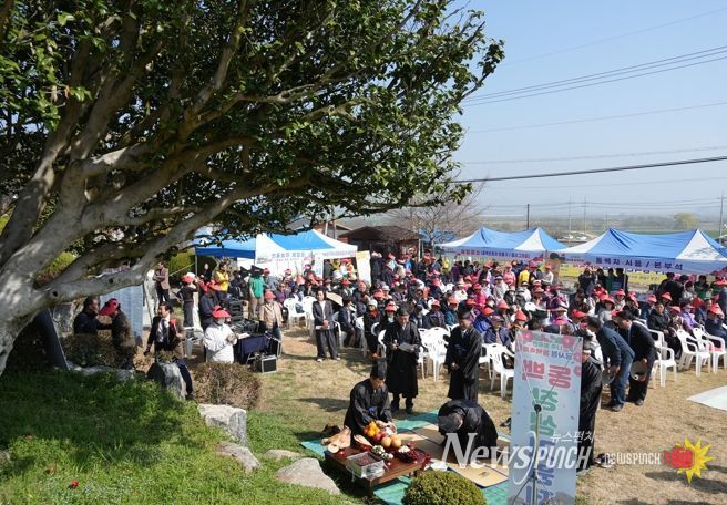 제2회 왕곡면 금사정 동백축제에서 동백장생기원제를 올리고 있다.