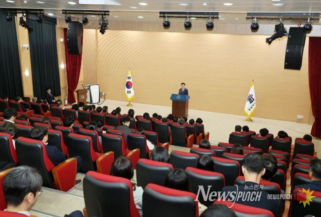 도교육청 사랑관 세미나실에서 4월 월례조회를 개최했다.