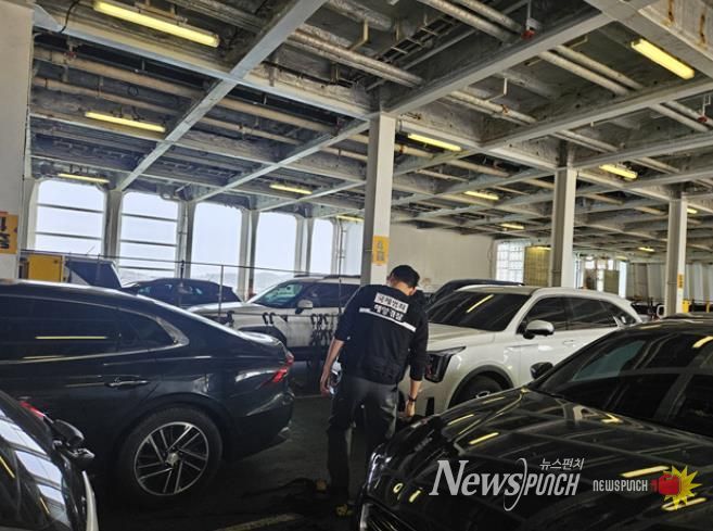 여객선 내 적재된 차량을 점검 중인 완도해경의 모습(배포사진)