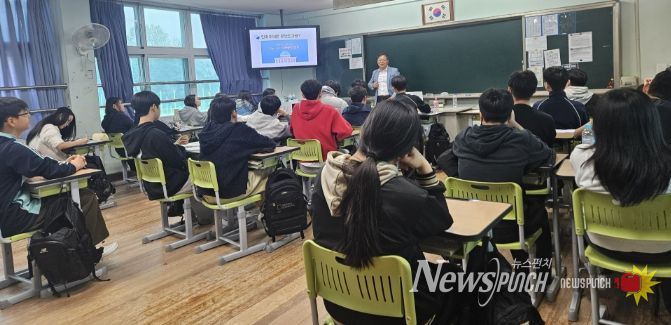 문흥중학교에서 3학년 학생을 대상으로 한국인권교육원 이건근 연구소장이 ‘학교로 찾아가는 민주시민교육’ 강의를 진행하고 있다.