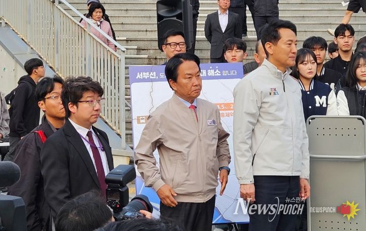 명지대학교 앞에서 여장권 교통실장에게 서부선 관련 브리핑을 경청하는 오세훈 서울시장(우), 이성헌 서대문구청장(중), 문성호 서울시의원(좌)