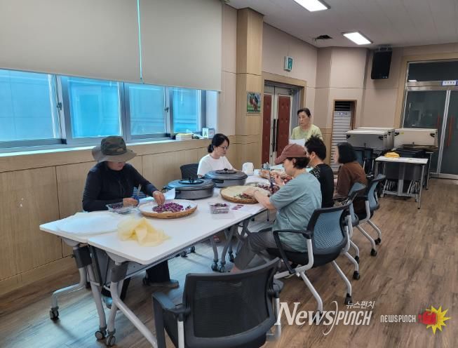 지난해 찾아가는 배달강좌 청산유수의 프로그램 중 하나인 다향회 수업을 진행하고 있는 모습