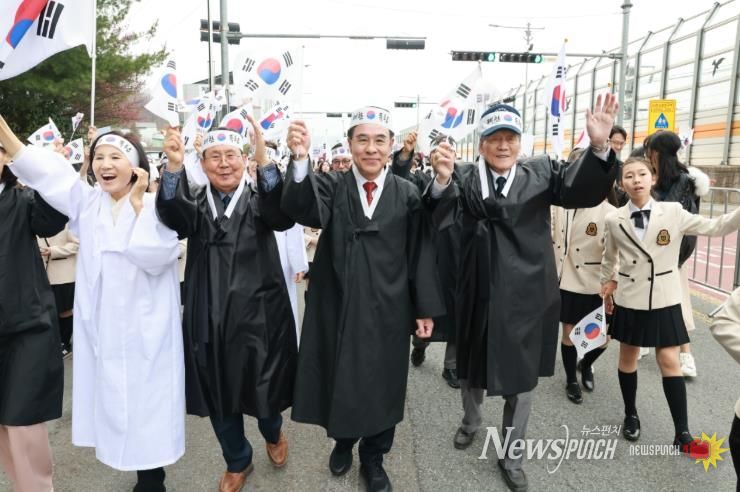 충남 계룡시는 1일 두마초에서 ‘두계장터 4·1 독립만세운동 재현행사를 성황리에 개최했다.