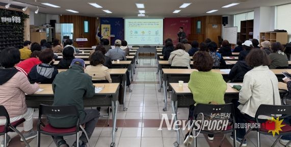 포항시가 2일 우창동 통장회의에서 통장 대상 분양 주택 입주시 취득세 중과세 유의사항에 대해 안내하고 있다.