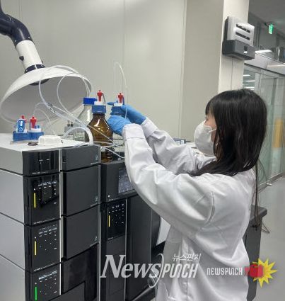 농산물안전성분석실 담당자가 잔류농약 분석용 용매를 교체하는 모습