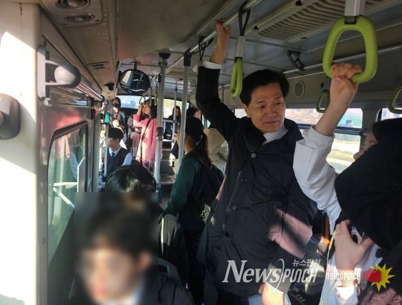 2일 안병구 밀양시장이 에너지 절약 실천을 위해 대중교통으로 출근하며 시민들의 불편 사항을 현장에서 확인했다.