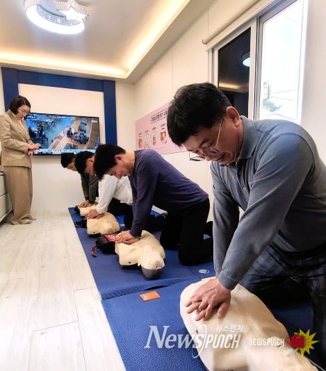 장성군 간부공직자들이 심폐소생술 체험관에서 실습을 받고 있다.