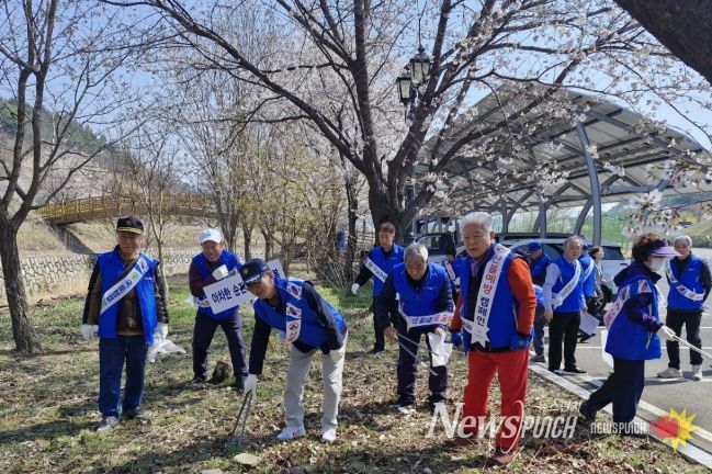 전몰군경유족회 영천시지회 회원들이 은해사 일원에서 산불예방 및 국토대청결 캠페인을 펼치고, 기념촬영을 하고 있다