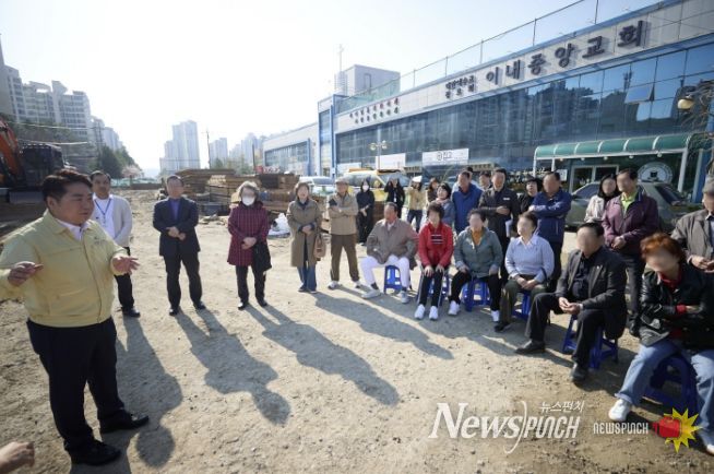 아산시장이 동부권 노인복지관 신축 예정지 현장 방문하여 주민들에게 설명하는 모습