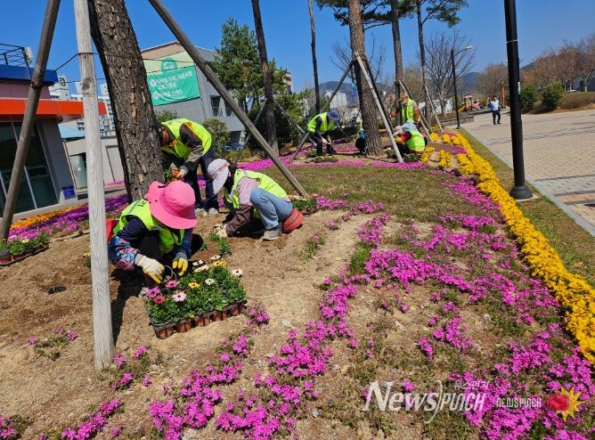 ,다채로운 봄꽃 식재로 쾌적한 공원환경 조성