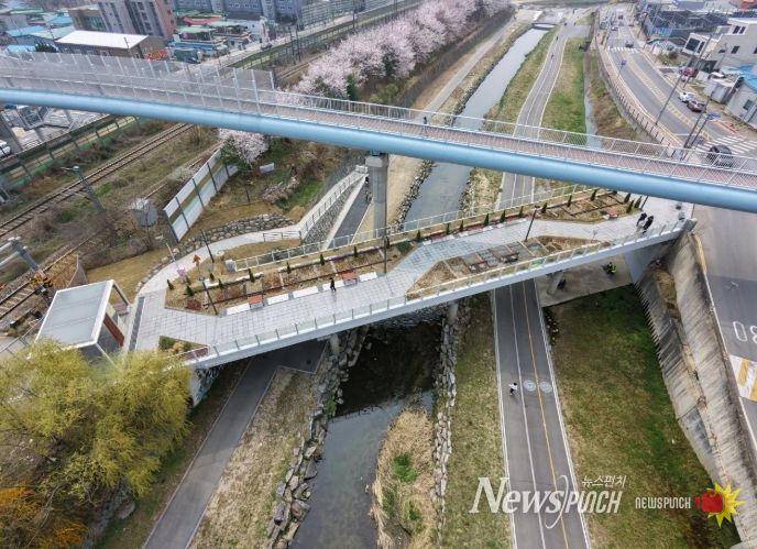 천안시가 철거 예정이던 용곡교를 재활용해 조성한‘용곡쉼터’ 전경