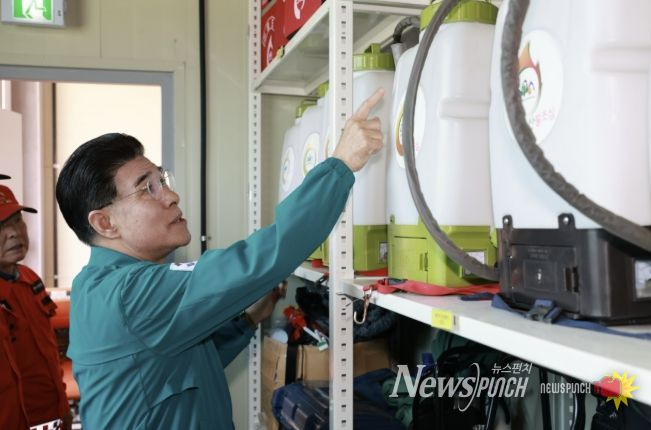 이응우 계룡시장이 2일 계룡시 산불대응센터에서 산불 진화장비 운영 상태를 점검하며 현장에서 안전소통을 이어가고 있다