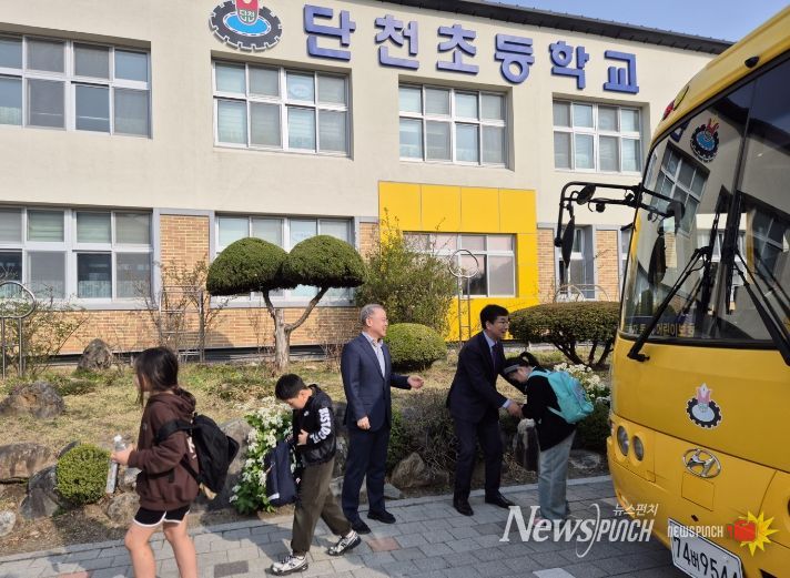 윤건영 충북교육감, 단양 한국호텔관광고·단천초 방문
