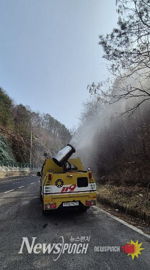 충청남도 금산소방서에서 보유한 제독차를 활용하여 산불취약지역에 대한 예비주수를 실시하고 있다