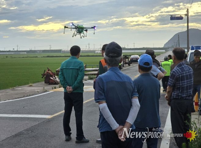 영덕군 드론 방제 모습.