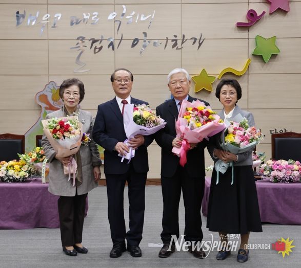 이취임식(왼쪽에서 두 번째 이덕흥 이임 회장, 세 번째 장용현 신임 회장)