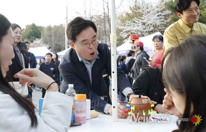 진교훈 강서구청장(가운데)이 4일 방화근린공원에서 열린 ‘강서봄빛페스타’를 찾아 아이들과 함께 보드게임을 하고 있다.
