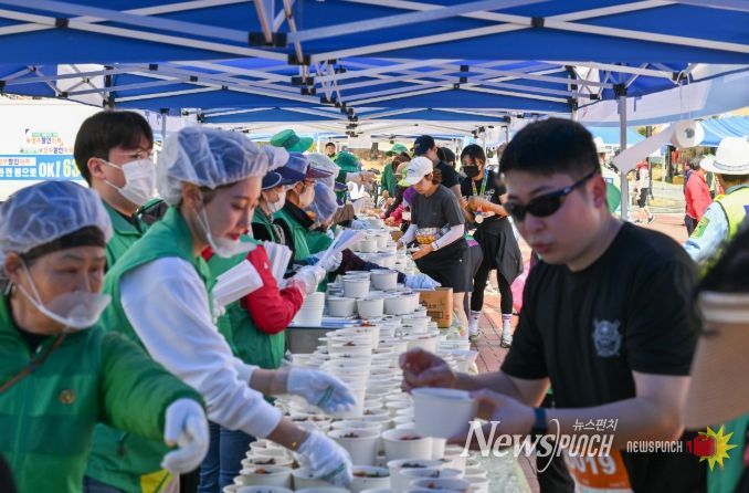 영주시 새마을회가 1만명 분 국수나눔을 하고 있다