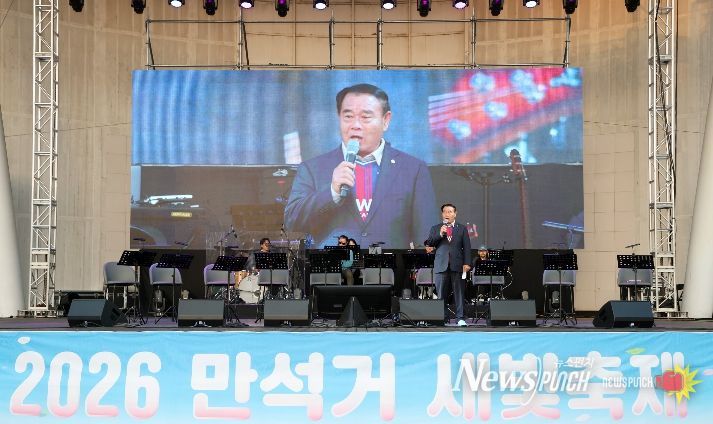 이재식 수원특례시의회 의장이 4일 만석공원에서 열린 ‘2026 만석거 새빛축제’ 개막식에 참석해 인사말을 하고 있다.