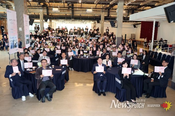이재식 의장을 비롯한 참석자들이 ‘2026년 보건의 날 기념행사’에서 기념촬영을 하고 있다.