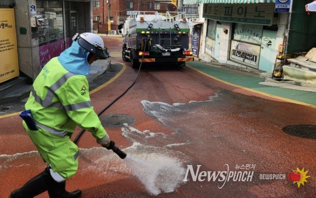지난달 27일 학생 통학로에서 쓰레기를 수거하고 고압수를 사용한 물청소를 실시하고 있다
