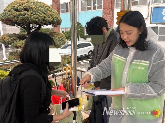 대전 서구의 한 검정고시 응시장에서 대전서구학교밖청소년지원센터 관계자들이 응원 선물을 전달하고 있다