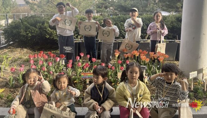 아이들 손으로 피어나는 봄, 수원시 영통구 광교2동 새마을문고 화단 가꾸기 행사