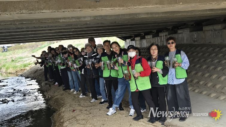 인천서구자원봉사센터, 공촌천서 수생생물 방류 및 환경정화 활동... 함께 살리는 하천