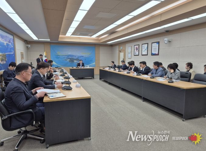 여수시가 2026여수세계섬박람회조직위원회와 함께 섬박람회 대책 마련을 위한 회의를 개최하고 있다.