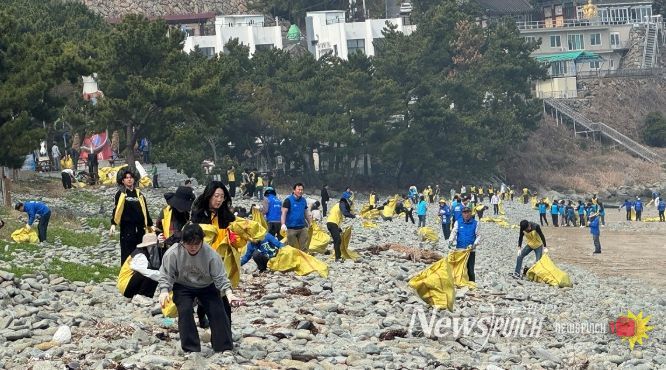 여수시가 2026여수세계섬박람회 성공 개최를 위해 봄맞이 해안가 대청결운동을 펼치고 있다