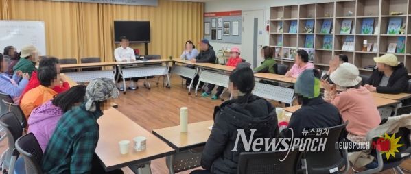 밀양시정신건강복지센터 프로그램실에서 주간 재활프로그램이 진행되고 있다.