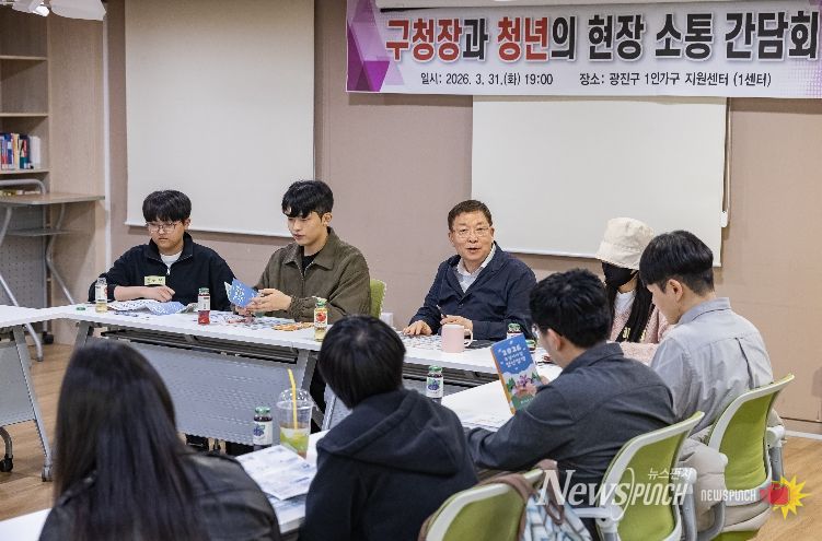 정책 제안시간에 제시된 다양한 의견을 듣고 있다.