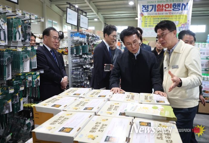 김민석 국무총리가 4일 농번기를 맞아 전남 장성군 황룡농협 자재센터를 방문, 중동발 위기 장기화에 따른 농자재 수급 동향을 점검하고 있다.(국무조정실)