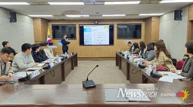 수원시가 ‘2026 교통안전 특별실태조사 과업설명회’를 개최하고 있다.