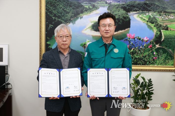 우편문화연구회 업무협약 사진(좌.양승우문화연구회장, 우.전대복부군수)