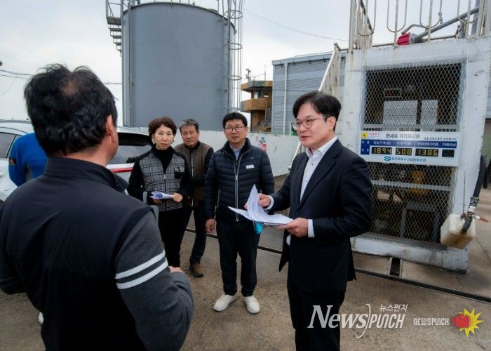 김병수 김포시장이 최근 불안정한 중동 정세 장기화로 인한 글로벌 공급망 위기에 선제적 대응으로 6일 대명항 어선 유류 공급장, 신김포농협 영농자재지원센터, 종량제봉투 공급처 등을 찾아 현장행정을 실시했다.