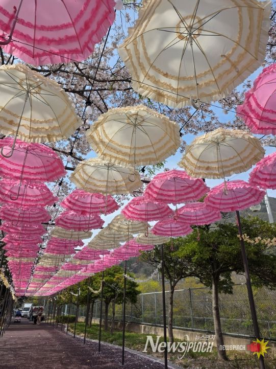 색 포토존 ‘양산의 하늘아래’ 눈길