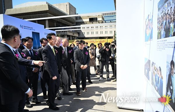 오세훈 서울시장이 7일(화) 열린 「제62회 한국보도사진전: 오늘의 보도사진, 내일의 역사가 되다」에서 전시를 관람하고 있다.